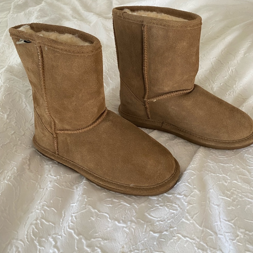 Bear Paw new. Perfect on inside. No staining or smells. Gorgeous tan ultrasuade.